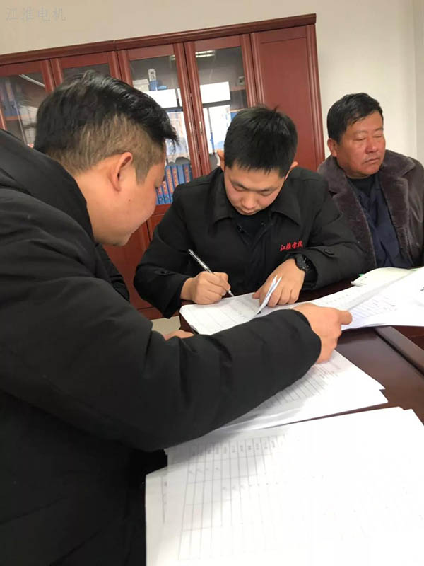 江淮电机党员填写民主评议表后，进行统计汇总。